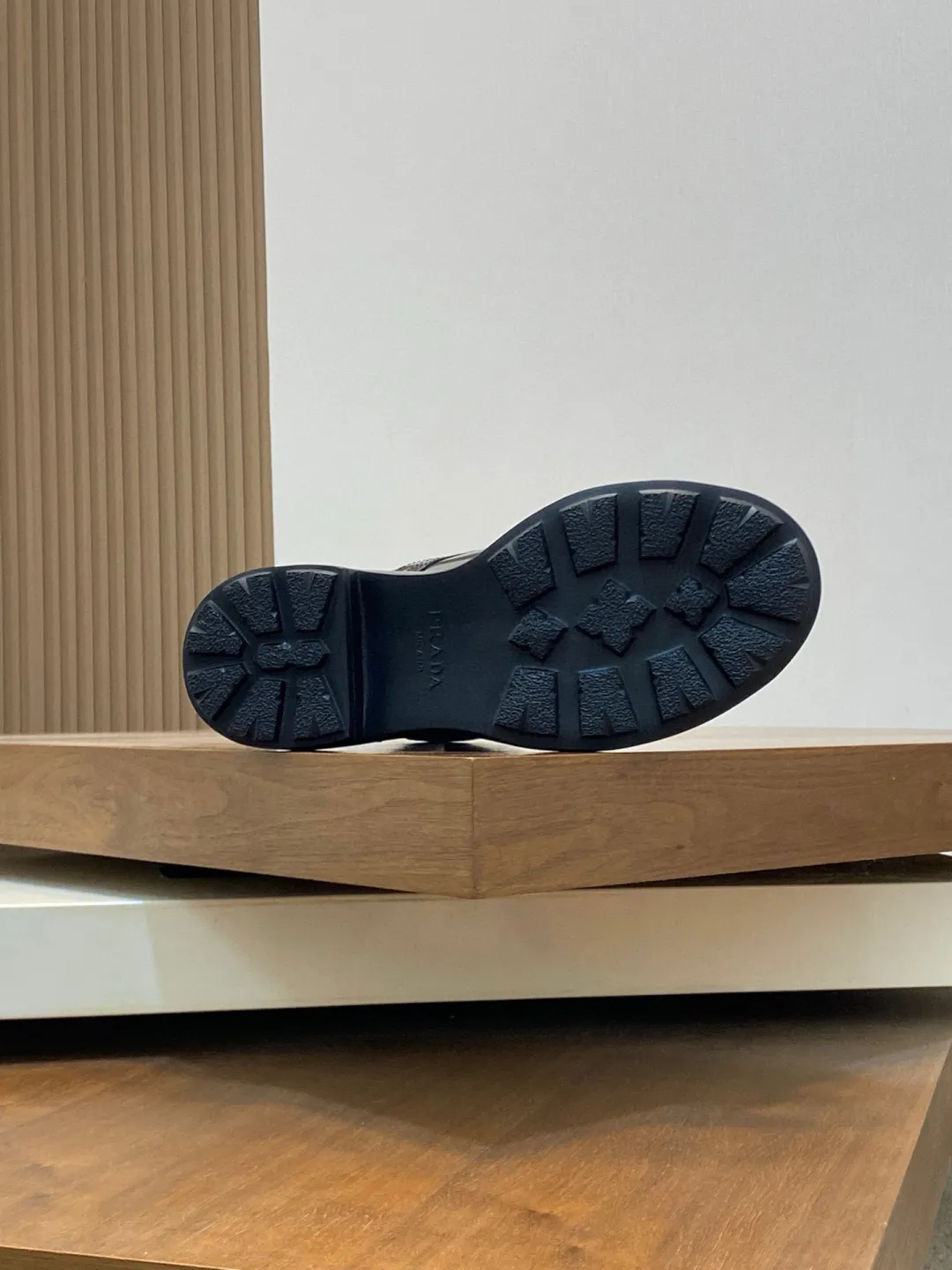 Men's shoes 💰940 PRADA men's latest ultra-light new short wool boots for autumn and winter, two-color blue nylon cowhide leather with eyelets and metal hooks, enameled triangle metal logo, 4m ultra-light serrations Ev a injection rubber concave and convex large particle snowflake pattern anti-slip soles very light and comfortable on the foot Urban modern military boot style design Men's model 39 40 41 42 43 44